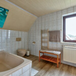 Bad mit Wanne im OG Bad mit Wanne im OG