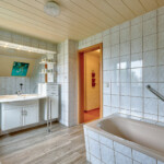 Bad mit Wanne im OG Bad mit Wanne im OG